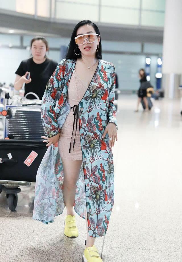 钟丽缇外穿印花“睡衣风”风衣,脚踏黄艳色运动鞋,玩转土味时尚!