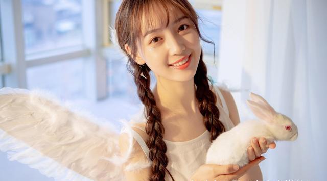 吴亦凡新女友生活照曝光，甜度爆表穿衣打扮超少女，颜值不输明星