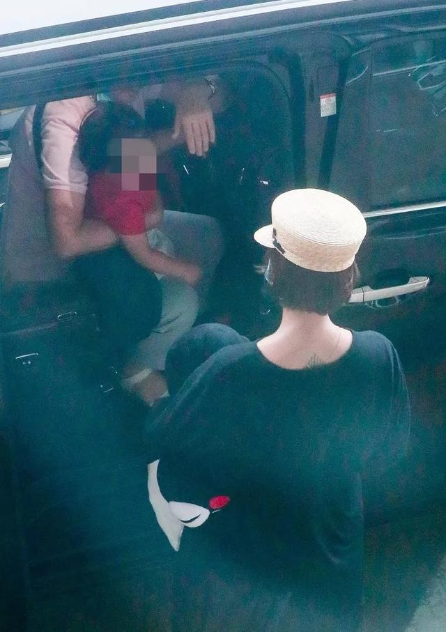张歆艺罕见带儿子走机场,1岁多儿子穿红衣扎小啾啾,像个女娃娃