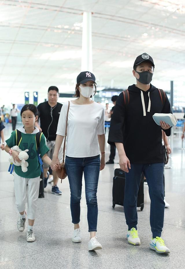 佟大为一家五口走机场，两女儿穿姐妹装超乖巧，儿子被宠成小皇帝