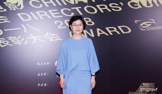 赵薇化身元气复古少女，64岁李少红也不服老，报纸垫肩西装玩时尚