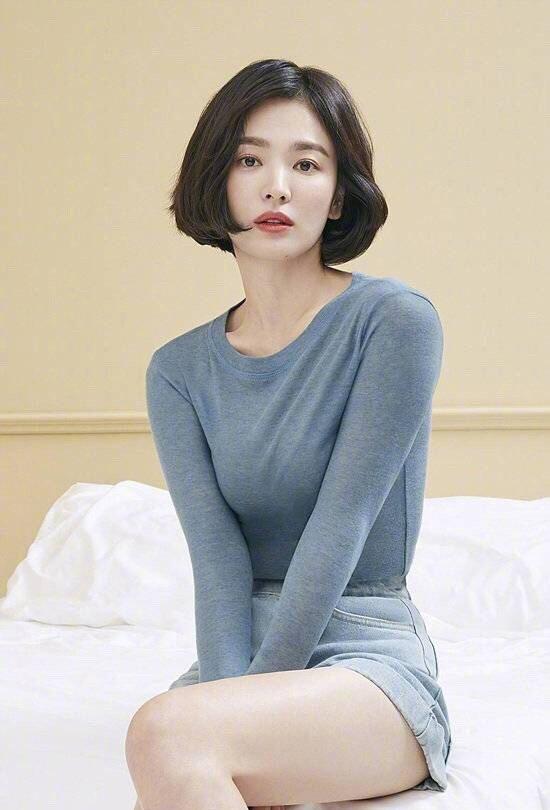 37岁宋慧乔很有气质，161短裙装穿出170效果，超会搭配