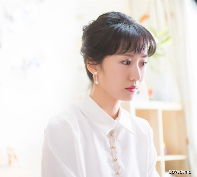 34岁李念“少女感满满”!粉T恤配黑裤好年轻,清秀如同当年海藻