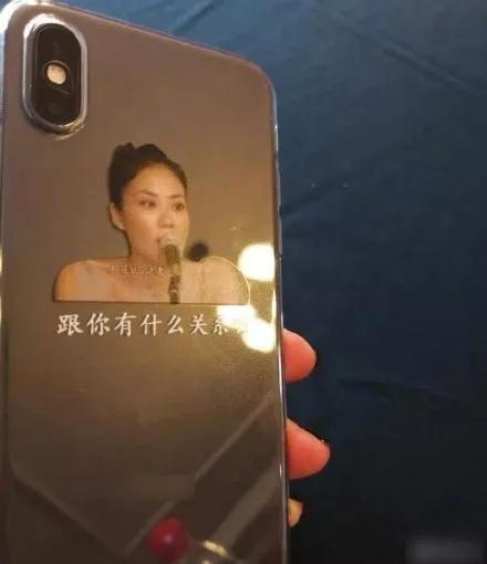 李嫣竟是王菲小迷妹,穿西装裙搂妈妈入怀,14岁染新发色好成熟