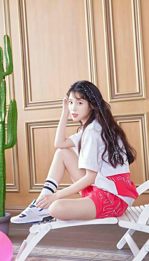 清甜的韩国女星：李知恩可人清纯的仙女穿搭