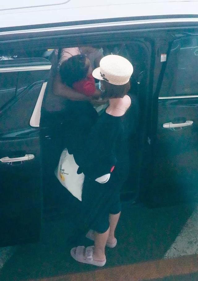 张歆艺罕见带儿子走机场,1岁多儿子穿红衣扎小啾啾,像个女娃娃