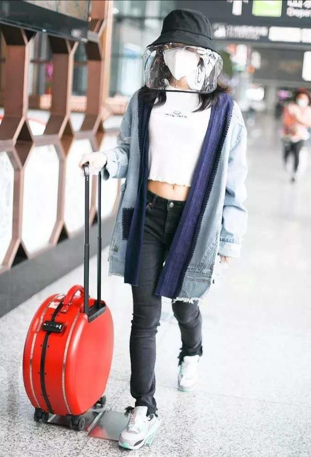 17岁赵今麦穿露脐装暴露小肚子，帽子手套装备齐全，小鸟腿吸睛