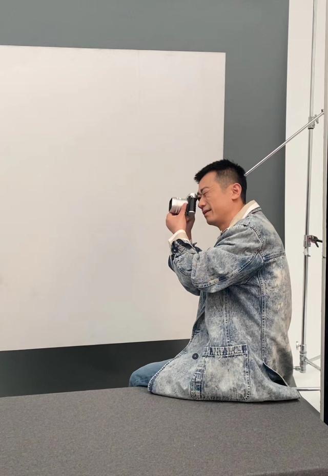 周雨彤爸爸请出道!父女合拍竟抢了女儿风头,大叔颜值帅翻似情侣