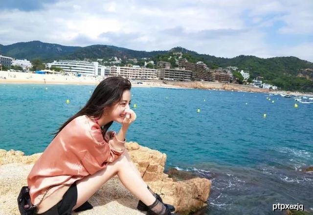 迪丽热巴戴假刘海拍游客照?甜美可爱毫无违和感