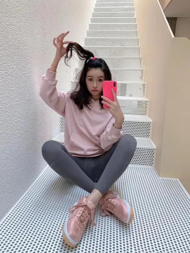 陈赫娇妻独自推行李不娇气,皮裤穿出小鸟腿,产后身材恢复太好了