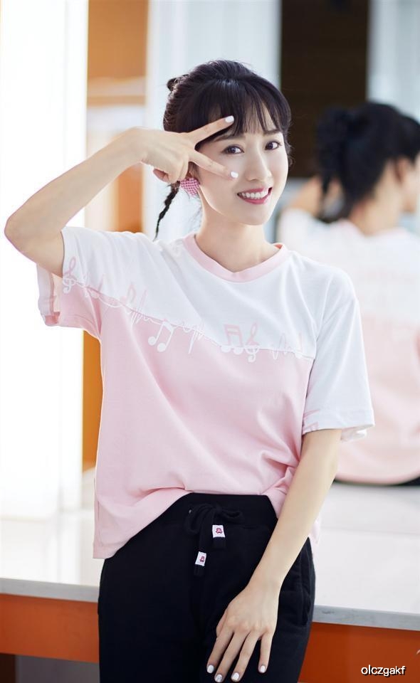 34岁李念“少女感满满”!粉T恤配黑裤好年轻,清秀如同当年海藻