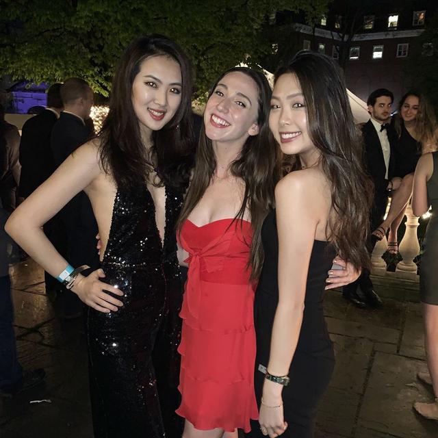 华为二公主公开为黑人发声,秀一字马长腿惊人,没姐姐孟晚舟气质