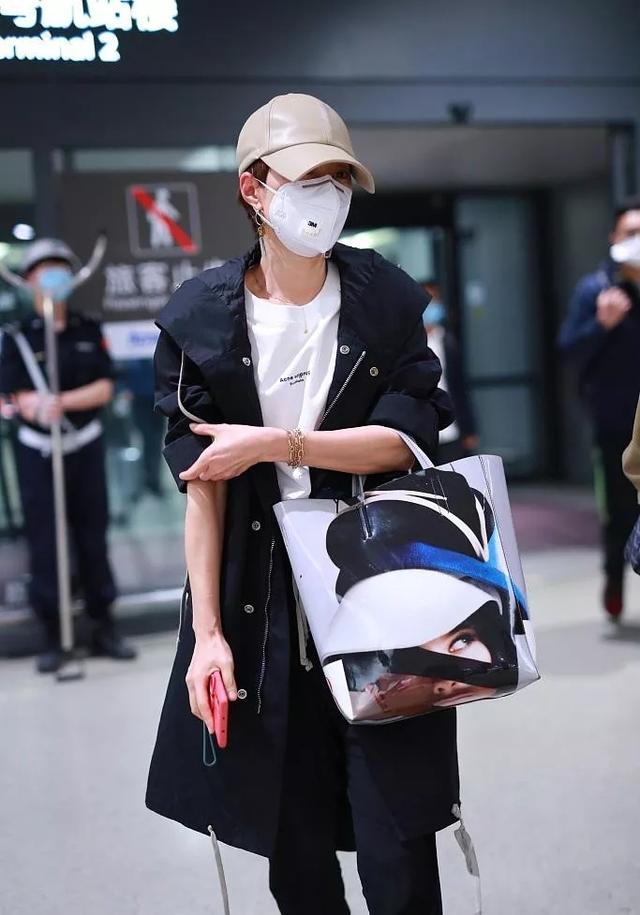 与已婚男演员亲密合照后,马伊琍走机场,戴金链子拎贵妇包超霸气