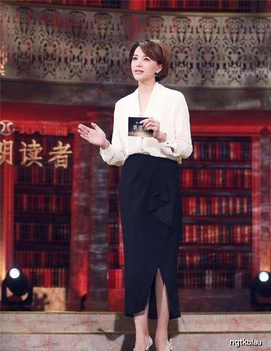 46岁的董卿真有气质,红白格子衬衣搭配白色半身裙,知性温婉