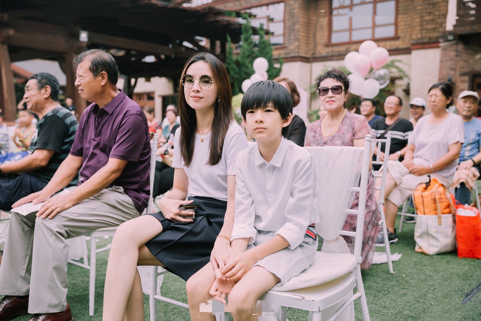董洁携子参加婚礼,一身清新风穿搭很少女,10岁顶顶忧郁气质像妈