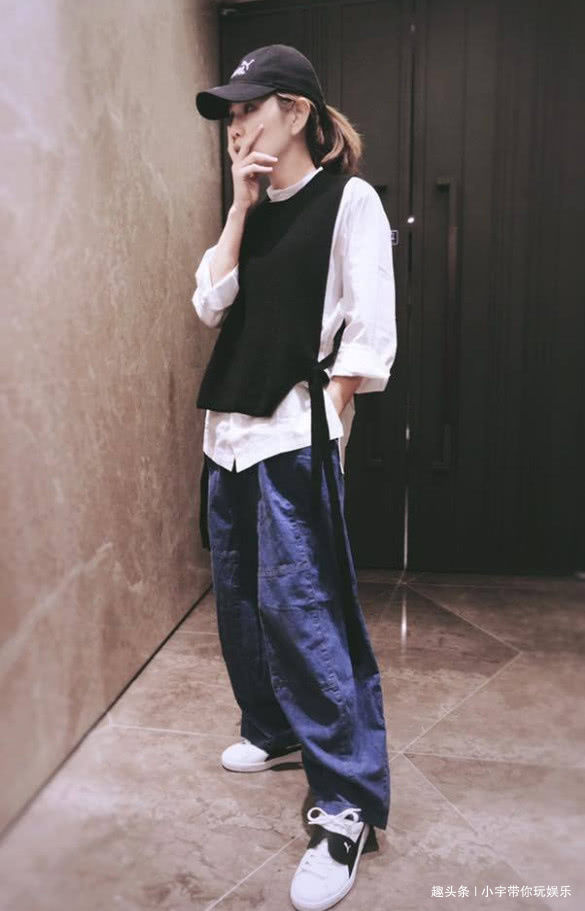 陈嘉桦的裙子真是服了,令人眼花缭乱,两只红色耳饰太抢镜!