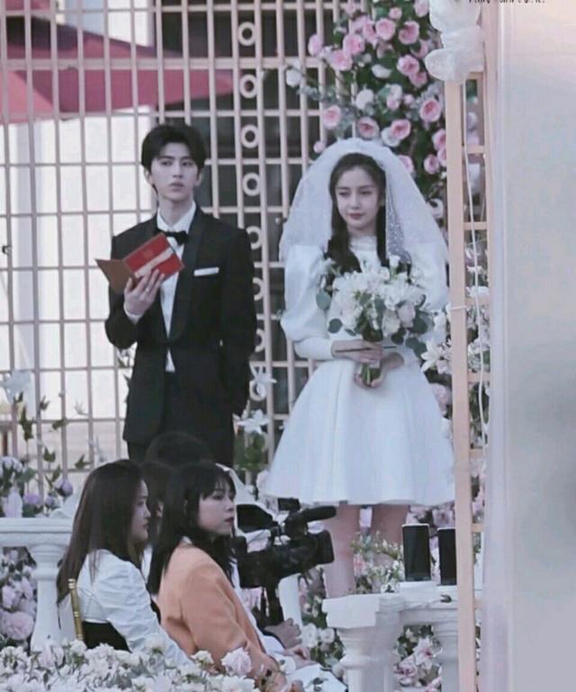 再同框关晓彤可没输，穿短裤婚纱变长腿酷girl，baby硬靠曲线打平