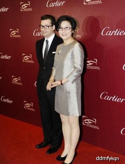 赵薇化身元气复古少女，64岁李少红也不服老，报纸垫肩西装玩时尚