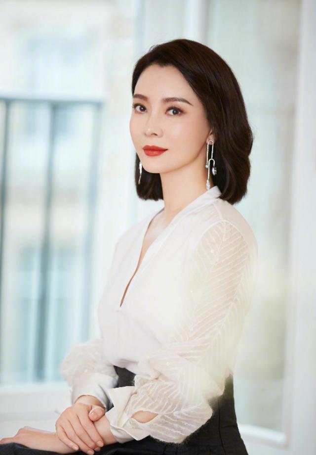 42岁“陈数”美出新高度!法式衬衣配小黑裙,复古风更凸显气质