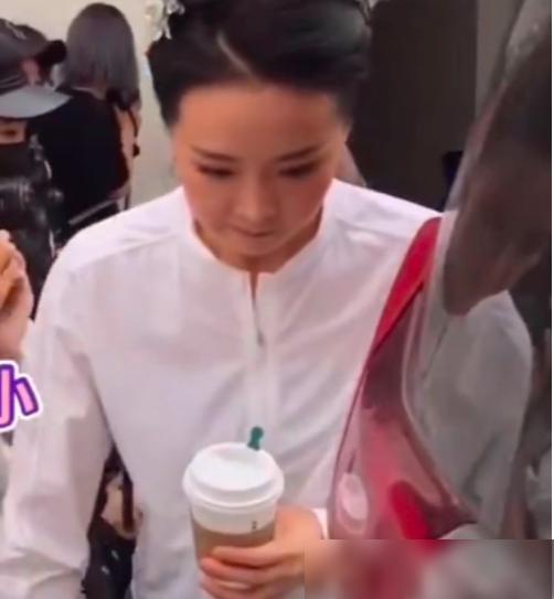 王艳难得走机场，穿999外套复出拍戏太接地气，双手插兜变酷girl 