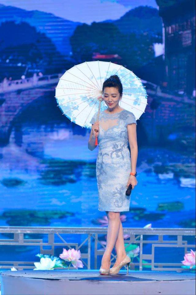 江珊带女儿录节目，一袭蕾丝裙秀身材，女儿发型好油腻