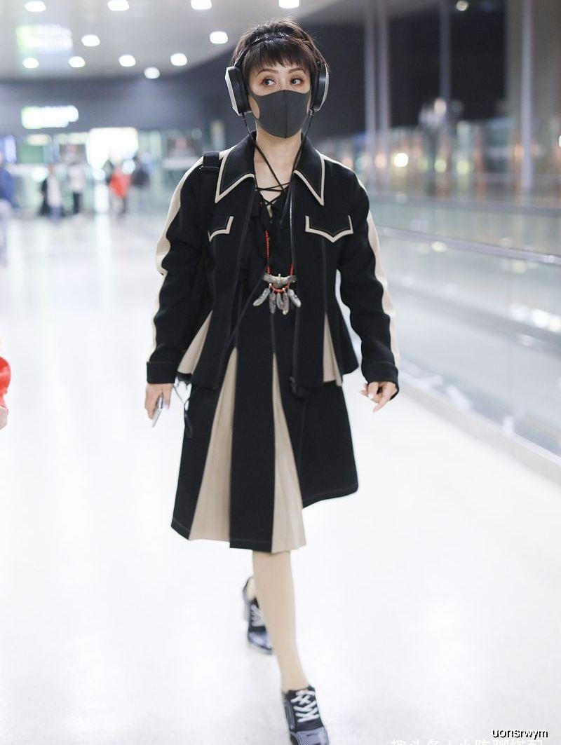 47岁宁静气质可真好!干练短发配风衣美腿真抢镜,气质高级不俗气