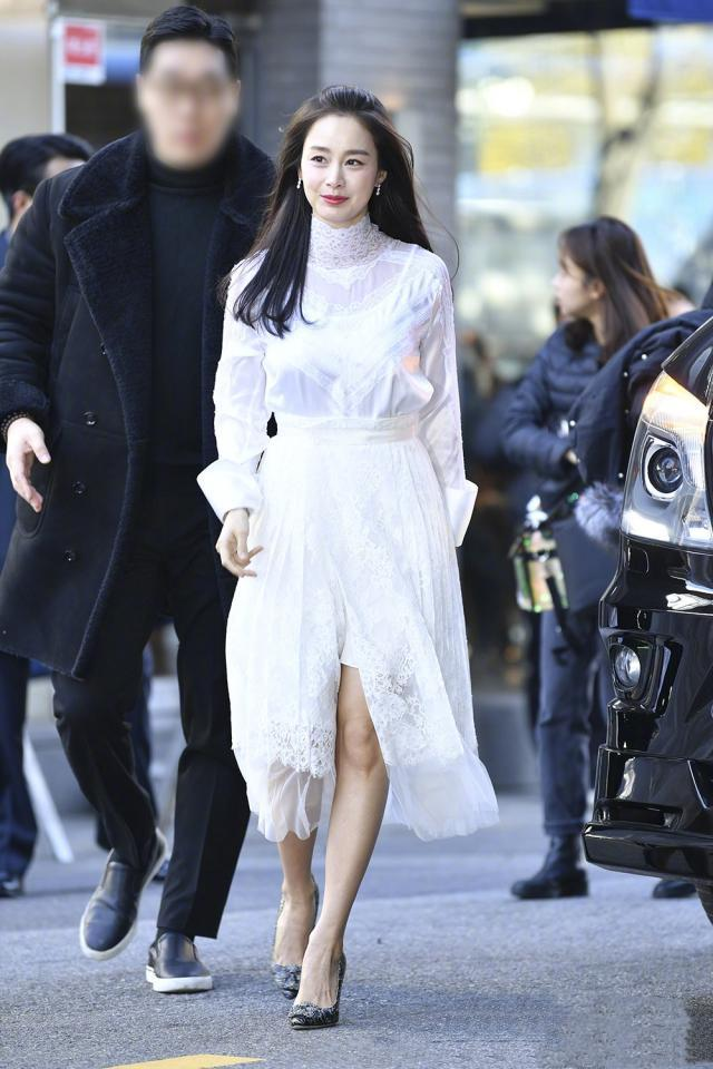 金泰希产后与老公Rain首合体，出席弟弟李莞婚礼，弟媳颜值超高 
