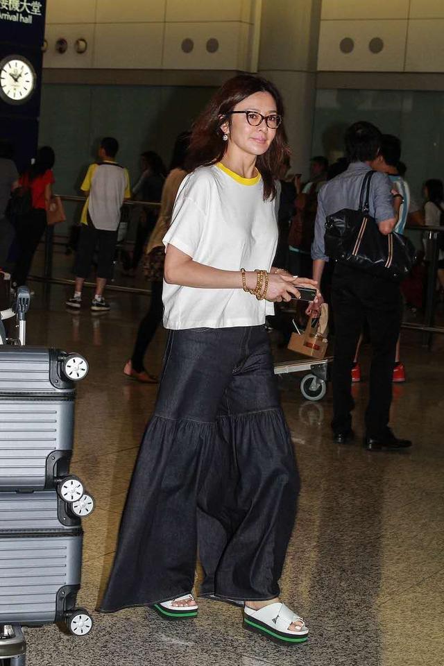 关之琳无美颜的脸太真实，正面看精致侧面却显松弛下巴，笑容太僵