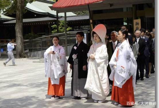 日本新婚女孩，新婚之时的奇葩习俗，其中一个是要和父亲一起洗浴