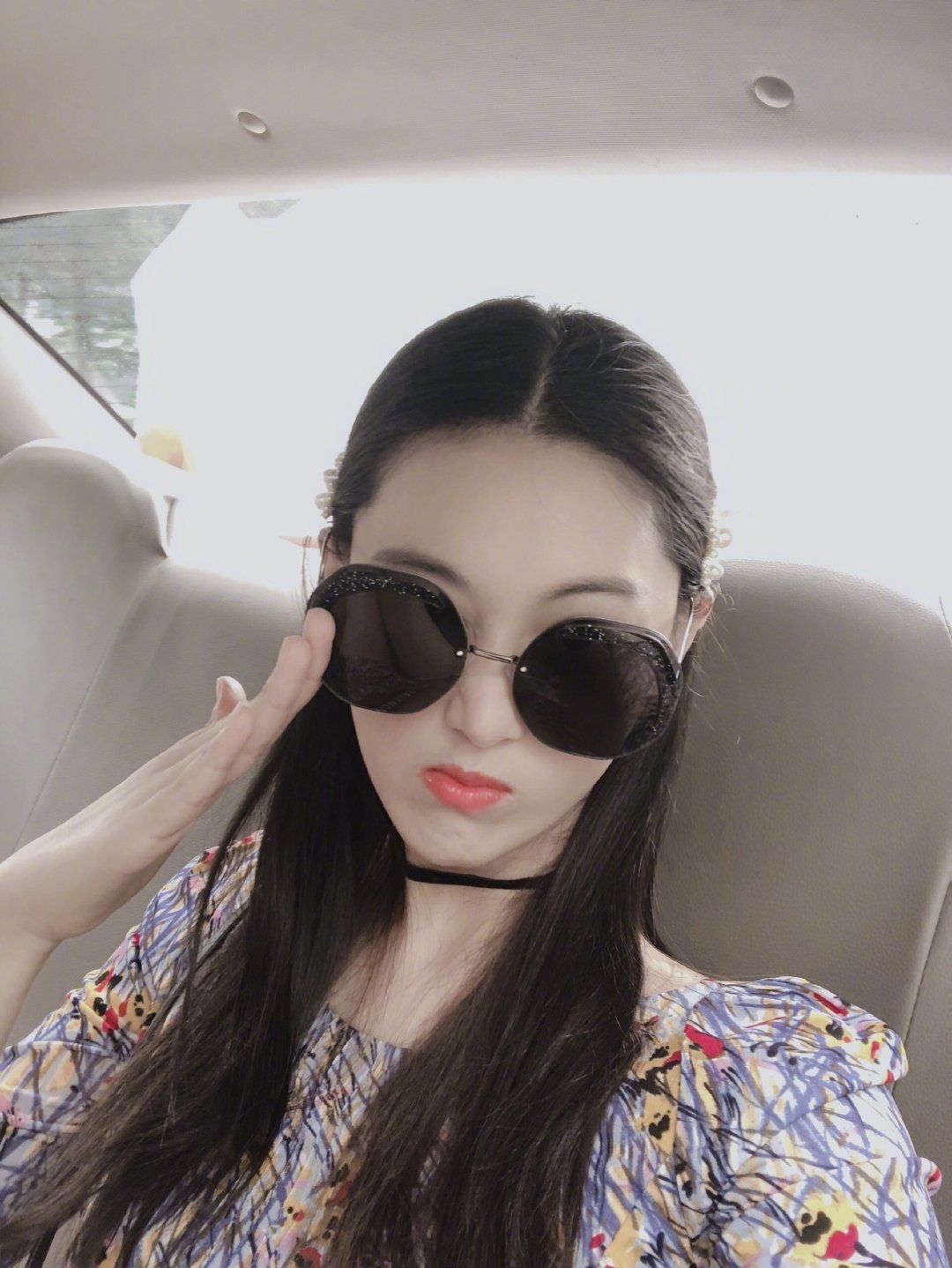 张馨予终于亮相,一身紧身运动装帅如女特工,“沙漏型”身材吸睛