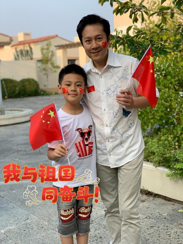 蔡国庆儿子太像爸!52岁蔡国庆和9岁儿子胖瘦差不多,还是小鲜肉