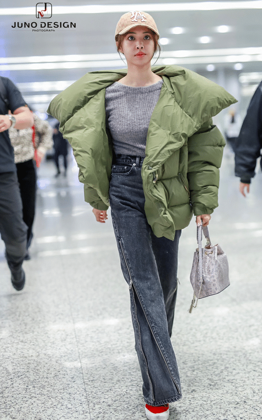 真正聪明的女人,穿羽绒服都不会配黑裤子,看杨幂蔡依林就知道了