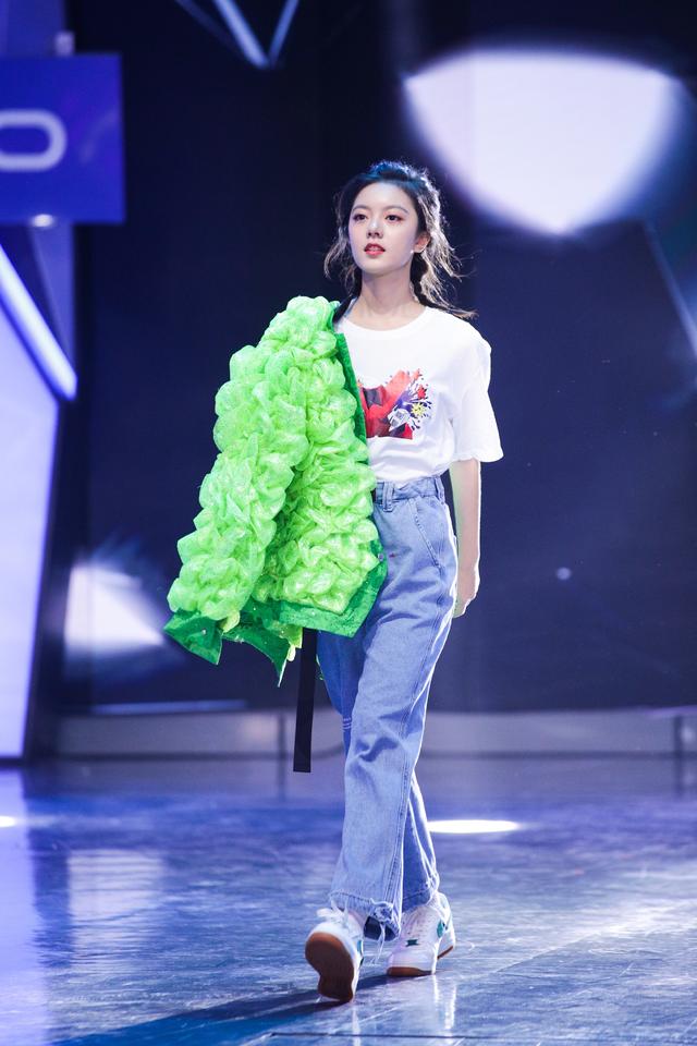 17岁赵今麦穿露脐装暴露小肚子，帽子手套装备齐全，小鸟腿吸睛