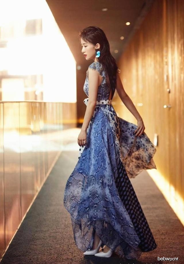 34岁李念“少女感满满”!粉T恤配黑裤好年轻,清秀如同当年海藻