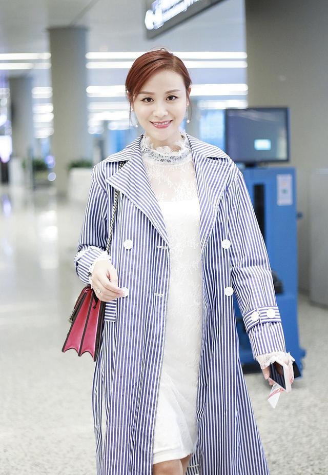 叶一茜被宠成小女人,风衣配白裙气质清新,一双腿和女儿差不多细