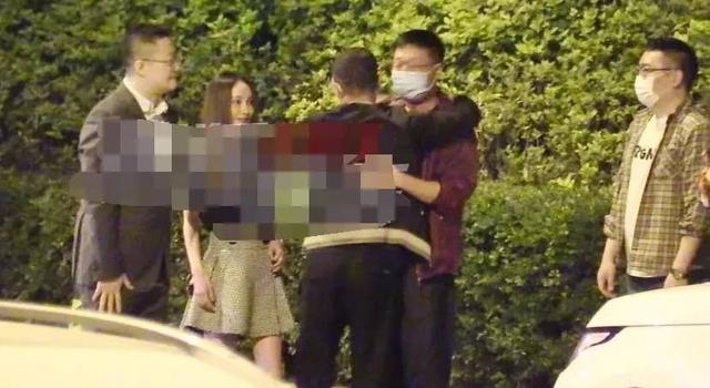 与已婚男演员亲密合照后,马伊琍走机场,戴金链子拎贵妇包超霸气