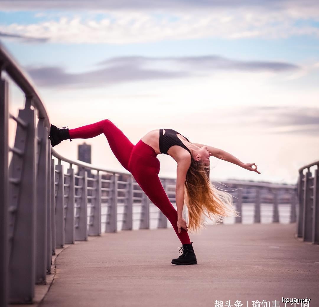 真佩服戚薇，穿连衣裙搭配白丝袜身材纤细曼妙，意外美成复古女神