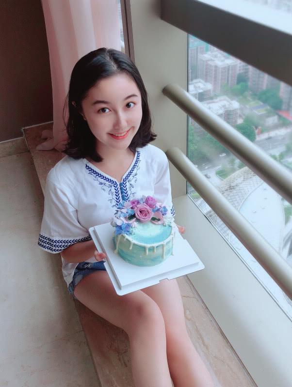 还记得那个“点读机女孩”吗?今出落得亭亭玉立,美成直男初恋!