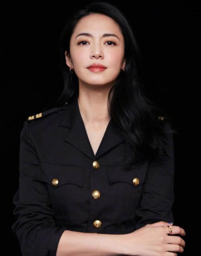 39岁姚晨终于高调,三套穿搭尽显精英气质,“郭芙蓉”气场全开