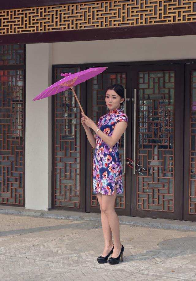 中年女人如何穿搭?不娇不媚显品位,学会静赏暗黑艺术