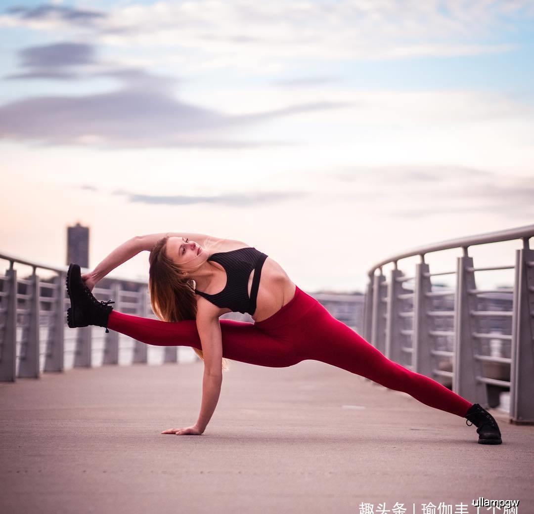 真佩服戚薇，穿连衣裙搭配白丝袜身材纤细曼妙，意外美成复古女神