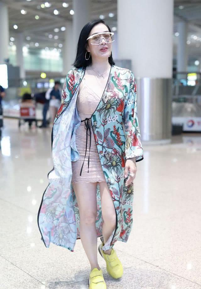 钟丽缇外穿印花“睡衣风”风衣,脚踏黄艳色运动鞋,玩转土味时尚!