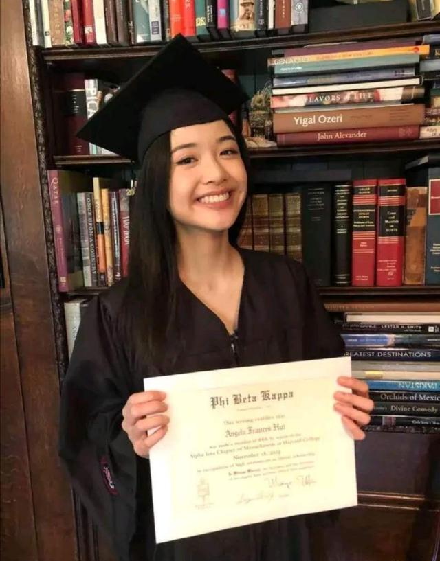 陈冲晒照庆祝女儿哈佛毕业,女儿一头秀发颜值很高,笑容更是像妈