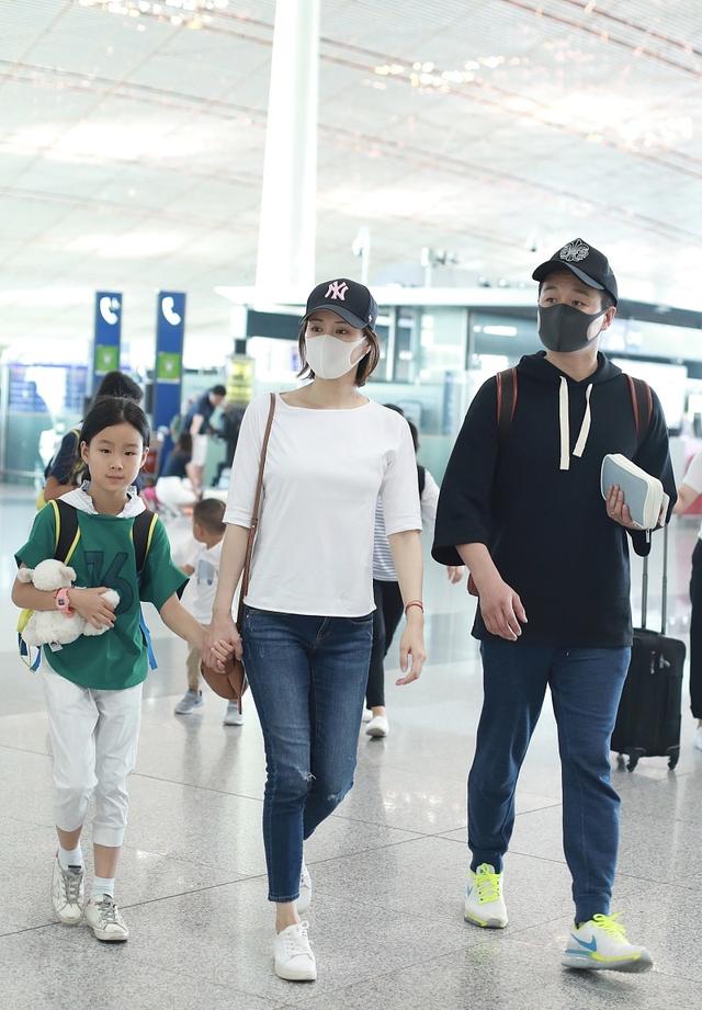 佟大为一家五口走机场，两女儿穿姐妹装超乖巧，儿子被宠成小皇帝