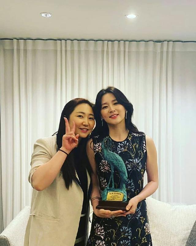 49岁李英爱再封后!穿印花裙同台35岁具惠善,气质无惧14岁年龄差