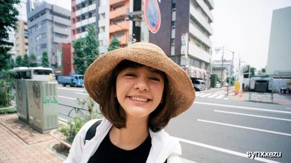 33岁陈意涵平时看着像20岁少女,但一去时装周就变40岁大妈