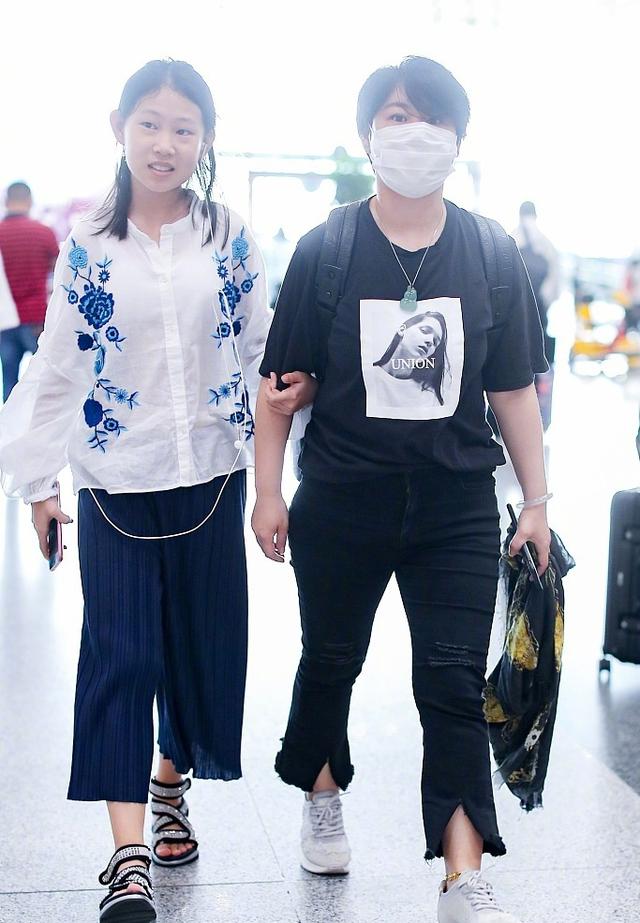 小沈阳女儿跟妈走机场,模样像爸超洋气,阔腿裤搭衬衫比妈妈时髦