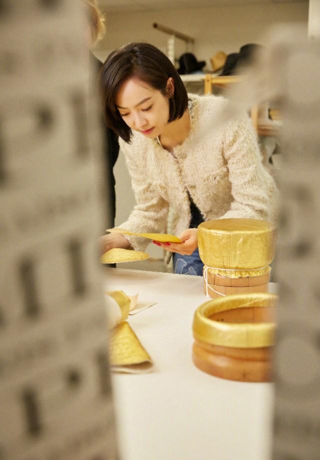 “宋茜”的气质真好!小香风外套+牛仔裤,穿得简单却美得出众