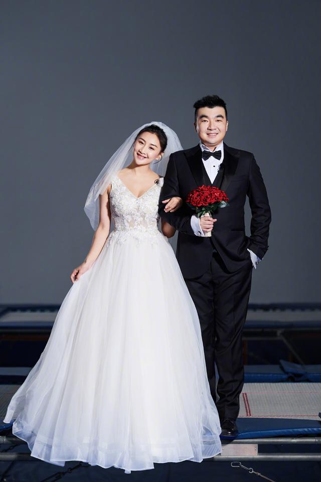 何雯娜晒祖孙三代合照,老母亲一脸福相,4月大女儿太像老公梁超