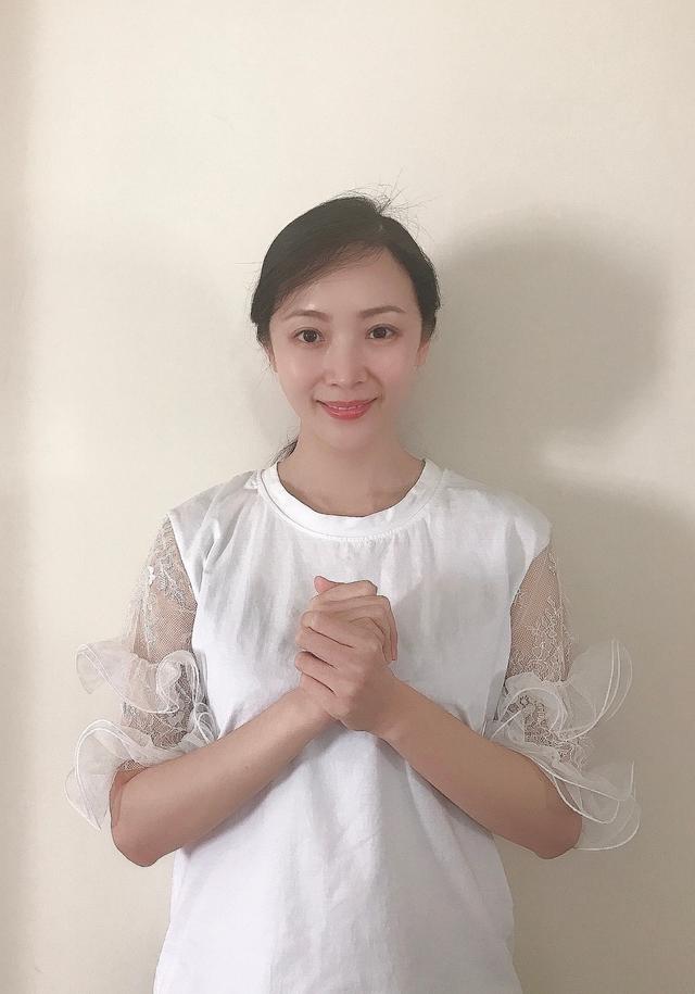 黄海波难得秀恩爱!和娇妻戴口罩亲吻超甜,红黄配造型太显落魄